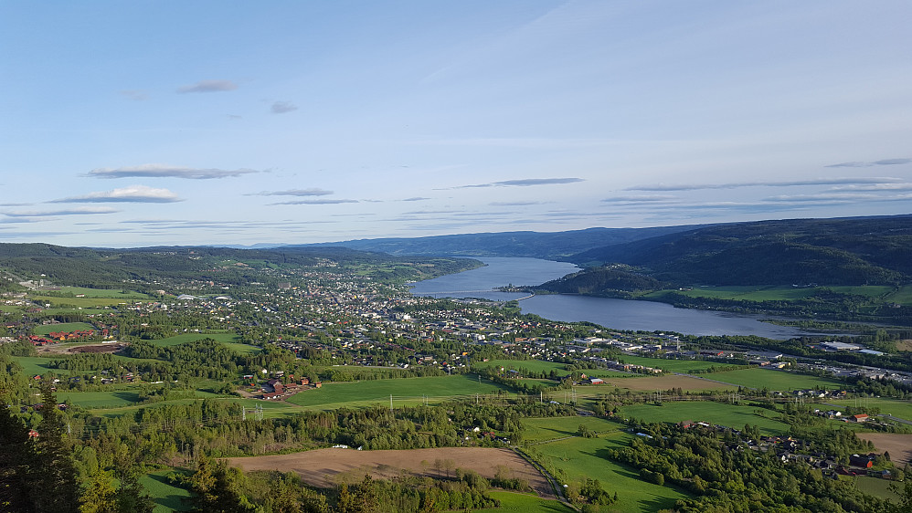 På utsiktspunktet rett nedenfor masta