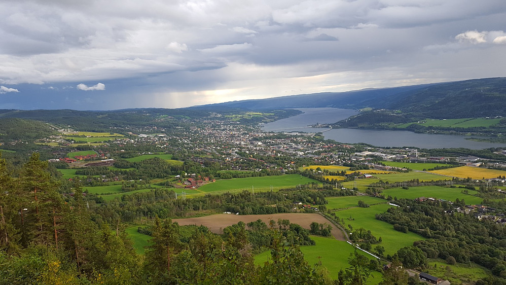 Ved utsiktspunktet nedenfor masta