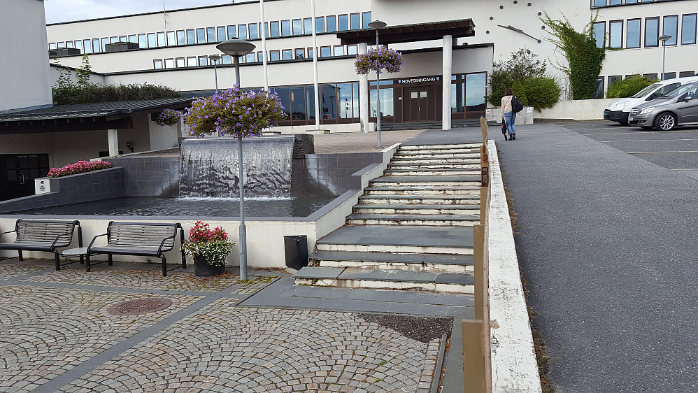 Vi går inn på Rådhuset i Hokksund
