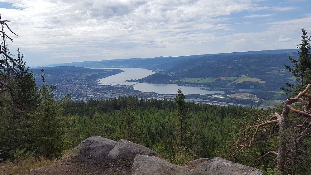 På utsiktspunkt litt nedenfor toppen