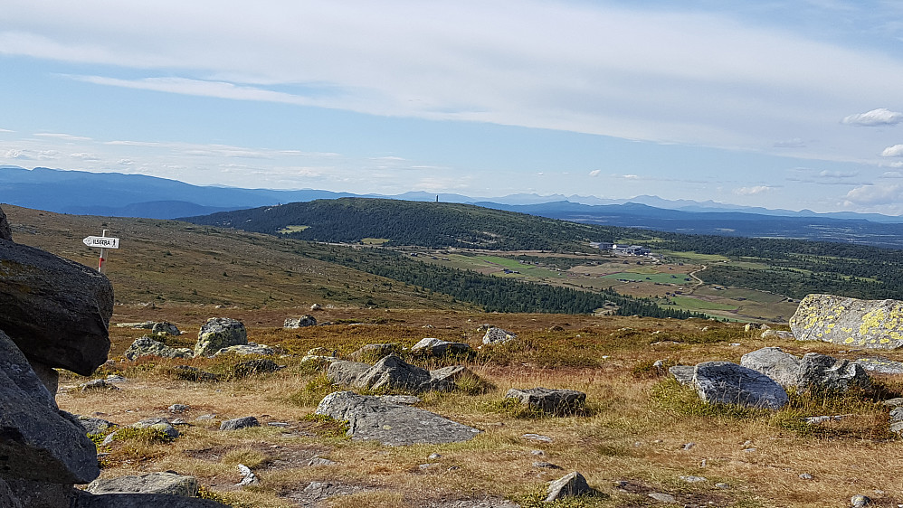 Ved toppvarden på Nevelfjell, mot Pellestova og Rondane