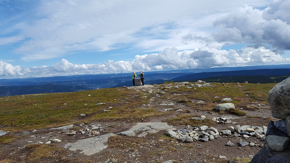 Helge og Dora ved utsiktstavla
