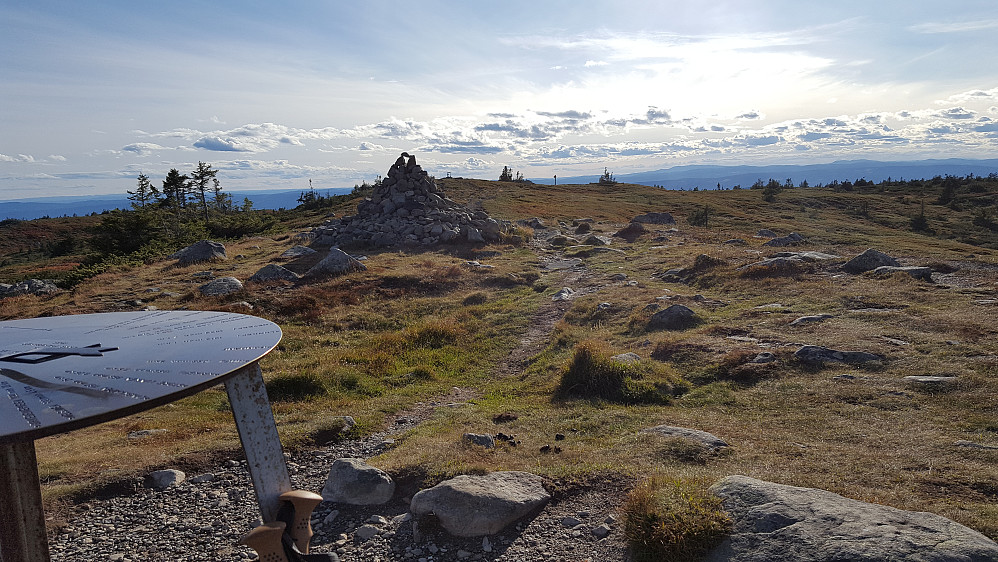 Ved utsiktstavla på Sjusjøfjellet