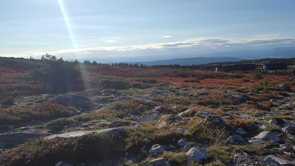 Nesten nede, skimter Vestfjellet bak Ilsetra

