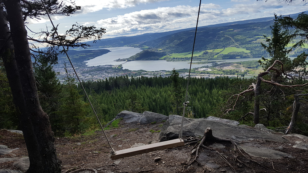 På utsiktspunktet rett nedenfor toppen