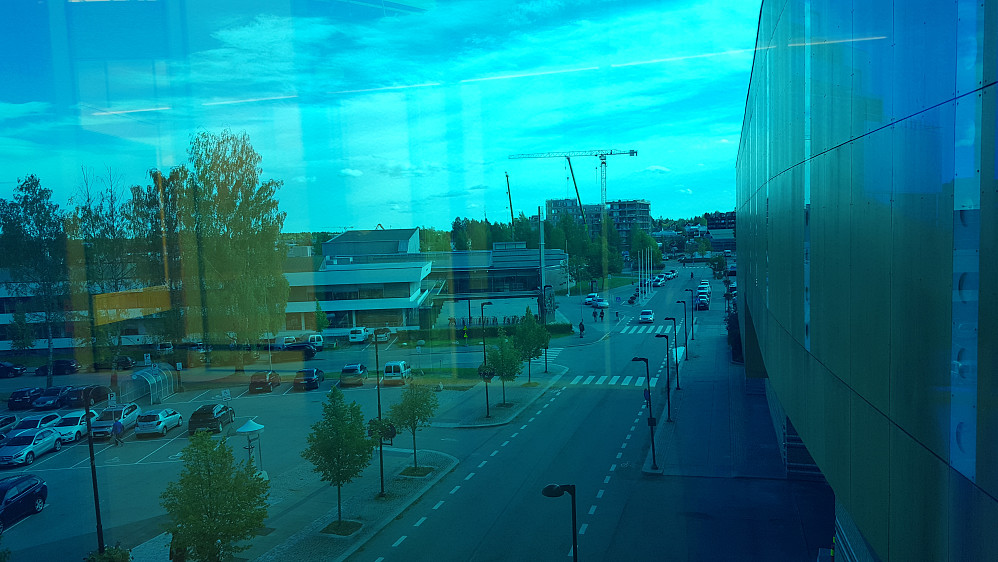 Rådhuset på Jessheim sett gjennom farget glass i nysenteret
