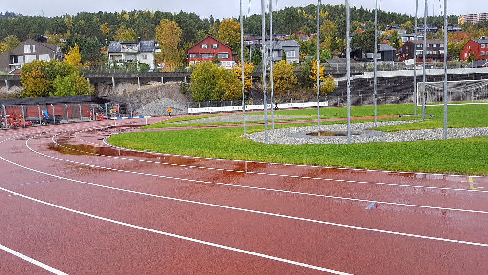 Løpekonkurranse på gamle Molde stadion, ser en oransje løper som slår faren klart