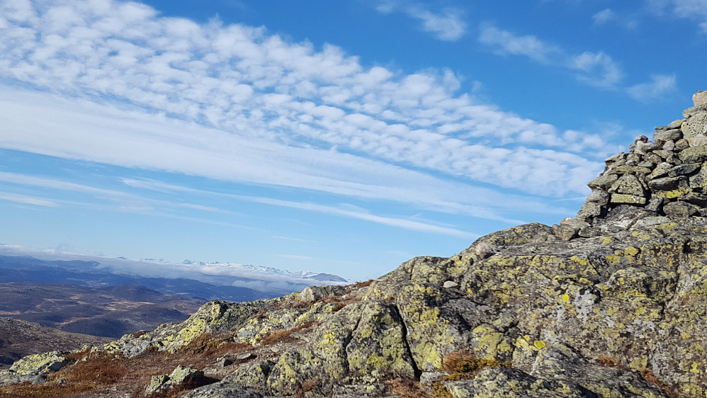 Kommet opp, ser snøkledde topper  i Jotunheimen
