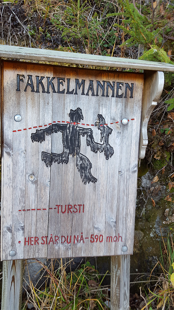 Skilt der stien passerer Fakkelmannen