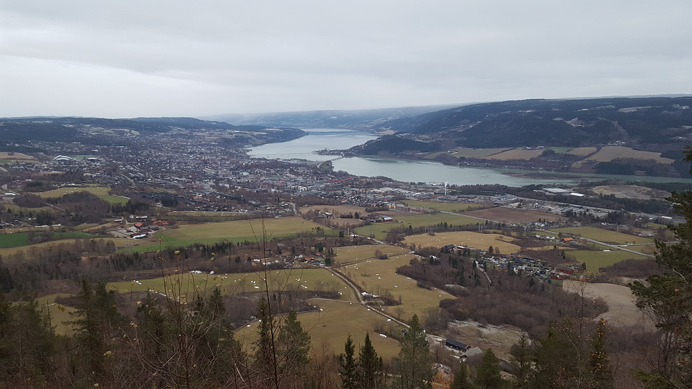 På utsiktspunktet nedenfor masta
