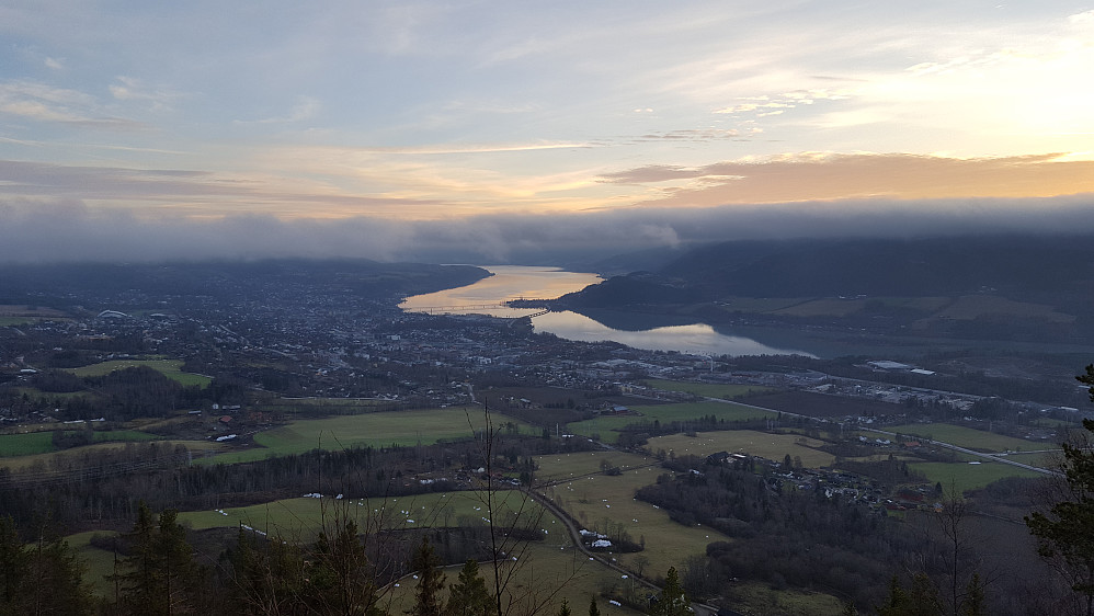 På utsiktspunktet nedenfor masta