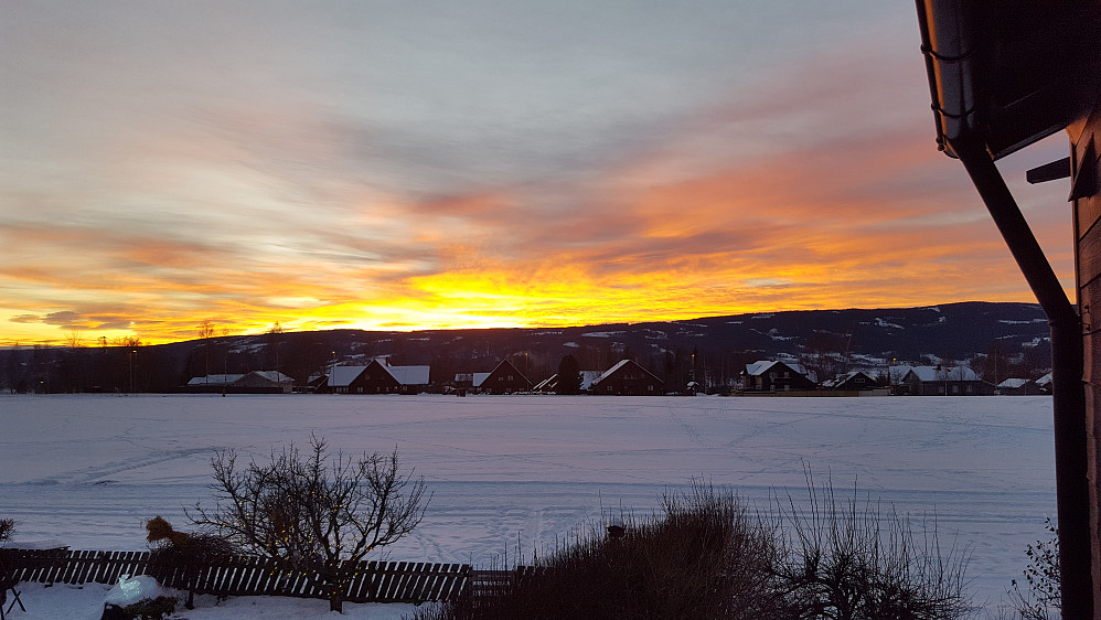Ikke helt som på torsdag, men fin solnedgang i heimen i dag