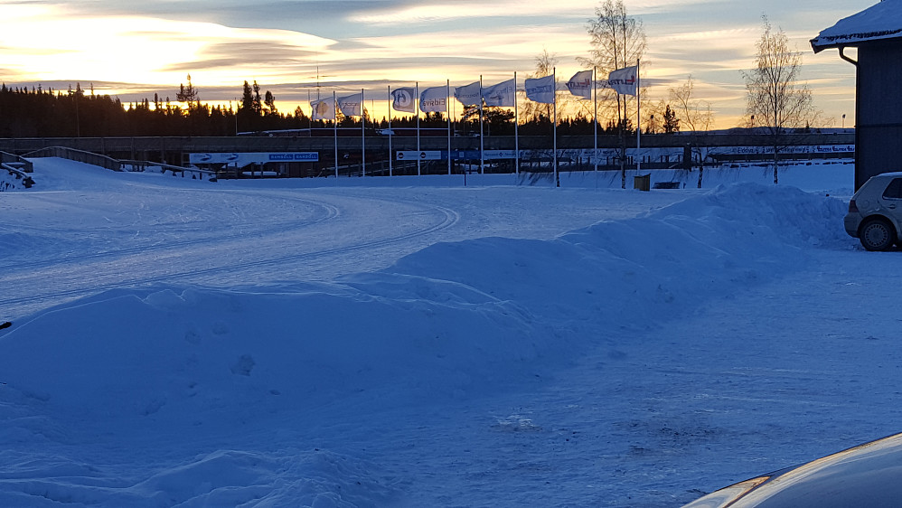 Det blåste godt i flaggene på stadion