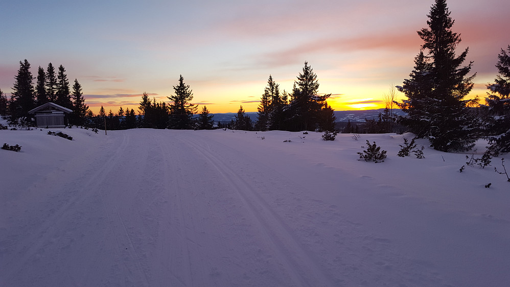 Solnedgang, jeg er klar for å kjøre ned til Nordseter