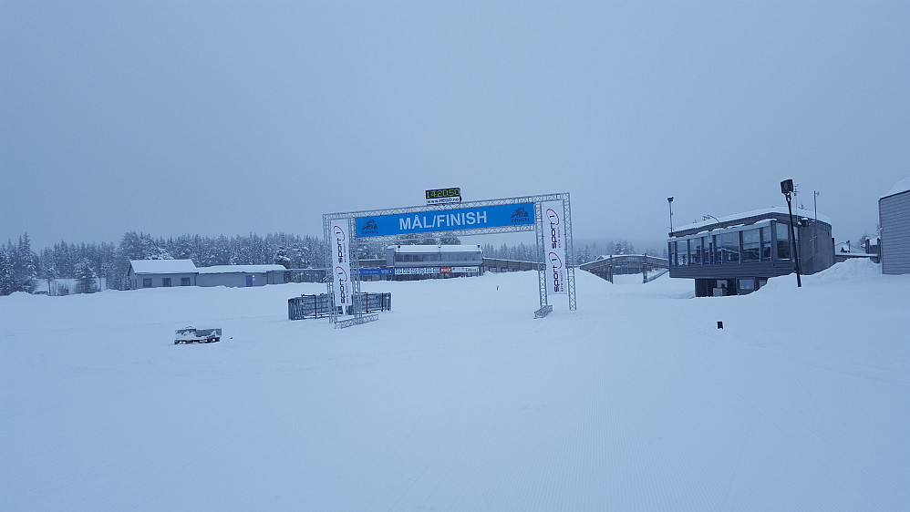 Målseilet er oppe allerede