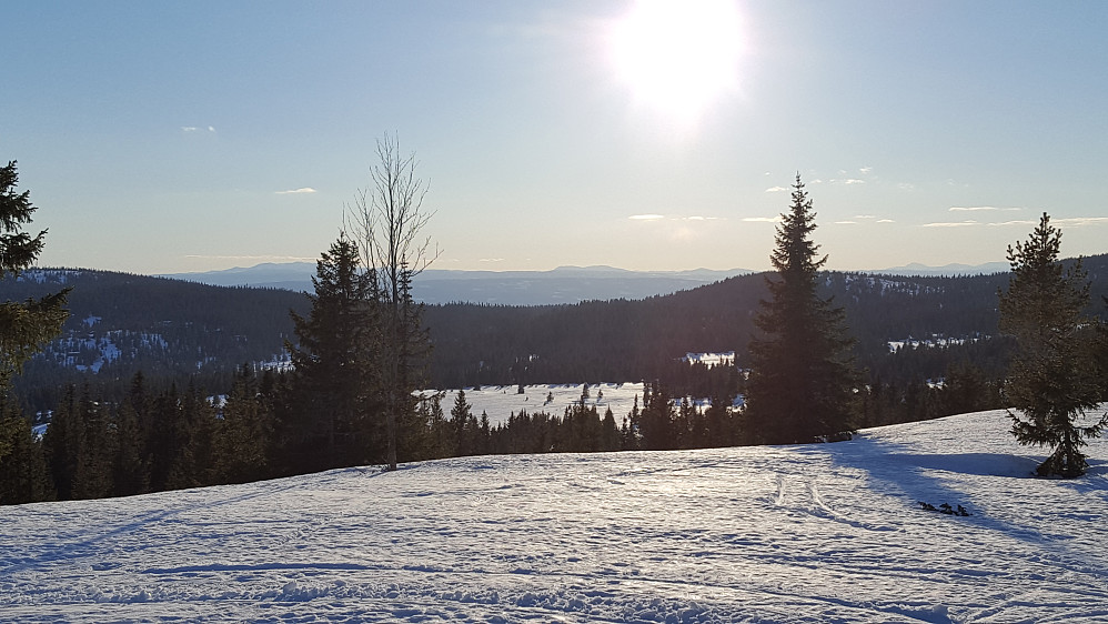 skuer Vestfjellet i det fjerne