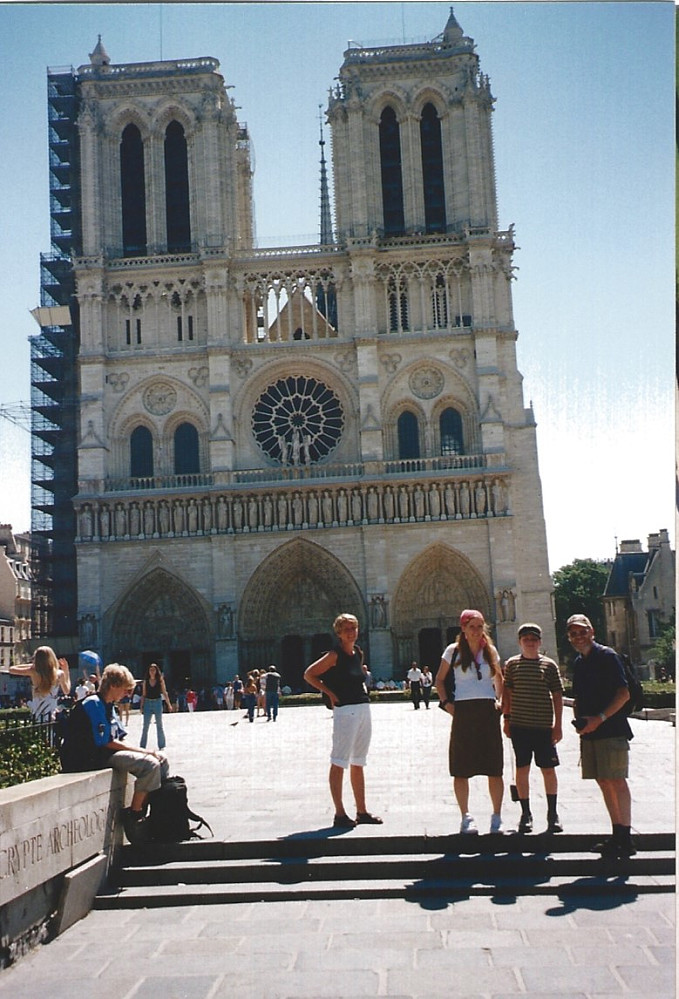 Utenfor Notre Dame, Helge og jeg gikk opp i tårnet