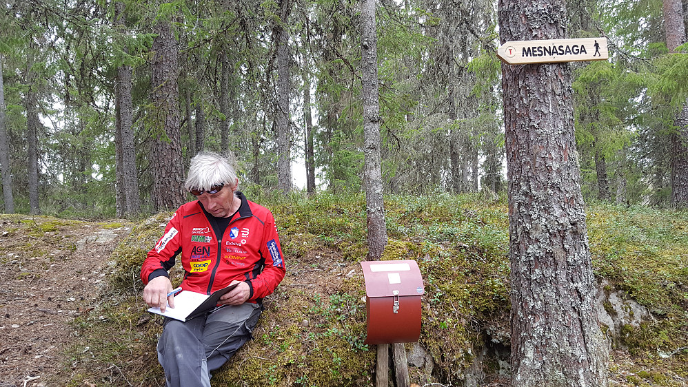 Per Ole har satt opp turkassa og skriver seg inn i turboka