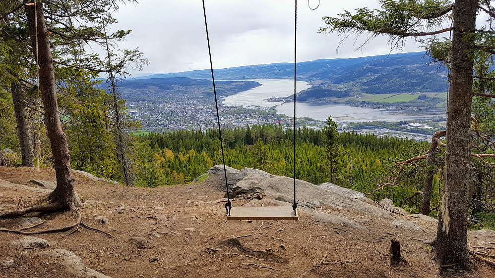 På Balbergkampen, utsikten med huska