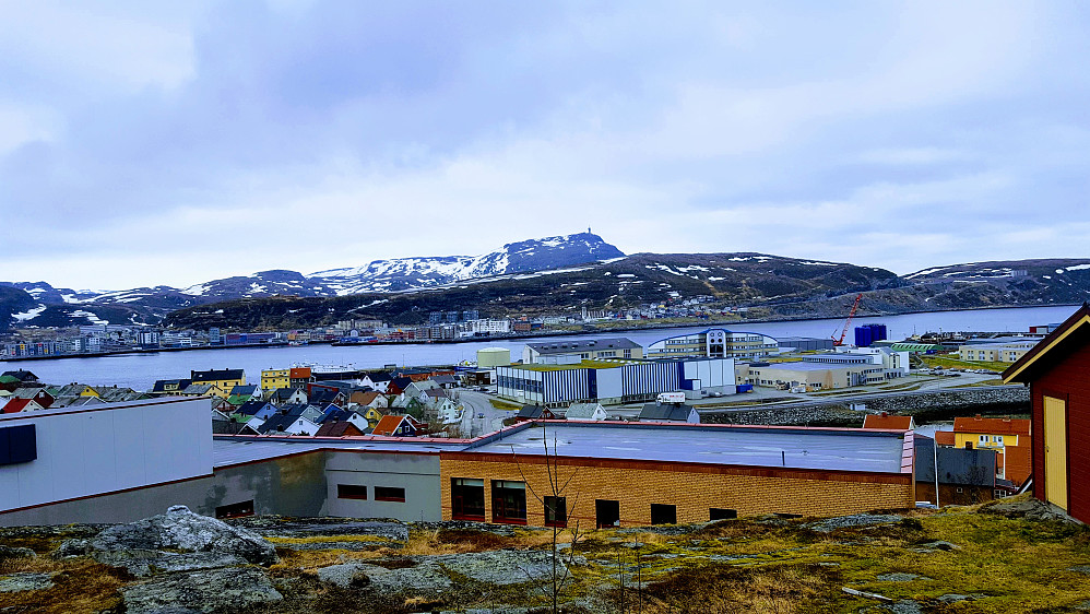Utsikt fra Sletnesvegen, Fuglenes