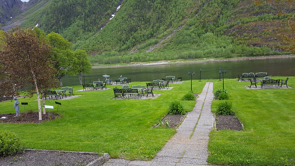 I hagen på Fru Haugans hotell