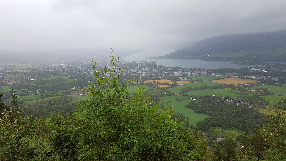 På utsiktspunktet nedenfor masta
