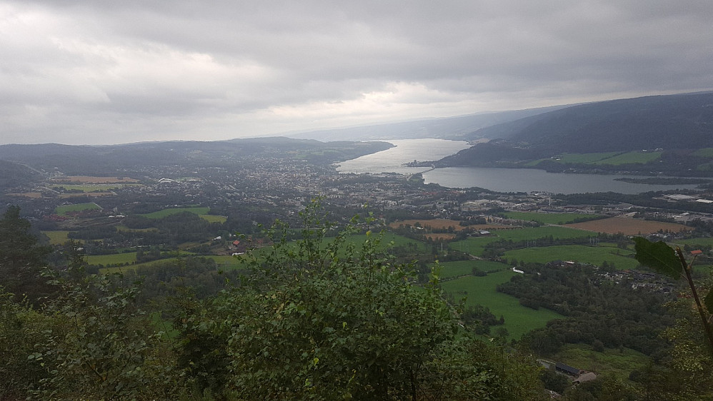 På utsiktspunktet nedenfor masta