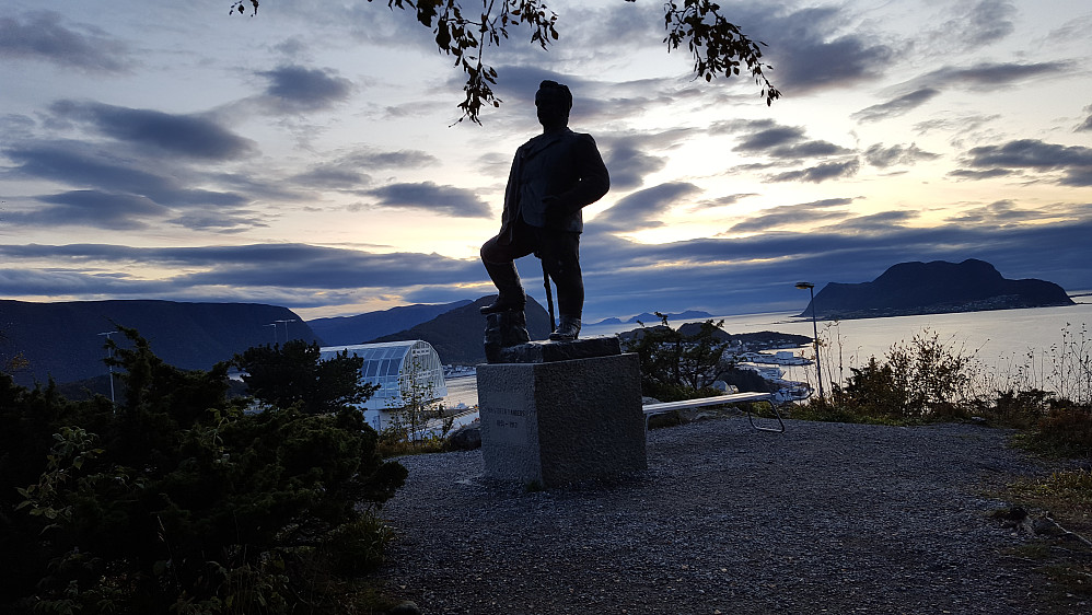 Statue av Kristoffer Randers ovenfor Fjellstua