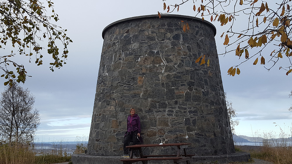 Anne Grete foran tårnet på Aksla