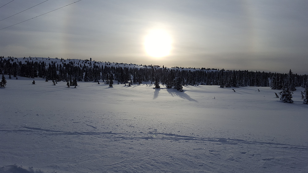 Ser opp på Hafjellet med værstasjonen og stolheisen