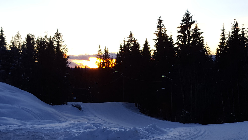 Kjører ned fra skiskytterstadion