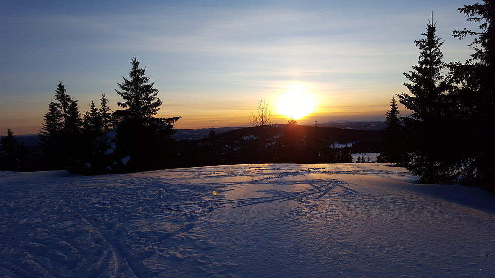 Solnedgang over 
Grøtåshaugen og Synnfjellet