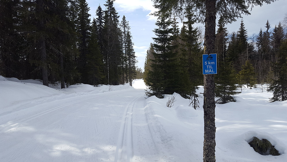 Skilt like nedenfor Sagmyra