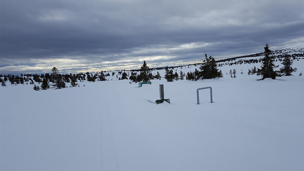 Skiltene er nesten nedsnødd ved krysset ved Melsjøsetervegen