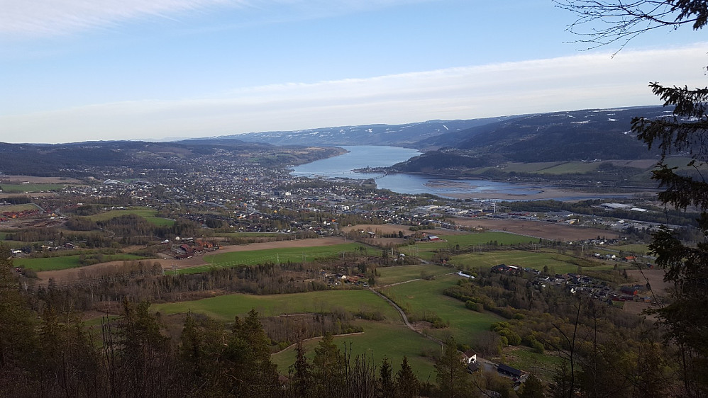 På utsiktspunktet nedenfor masta