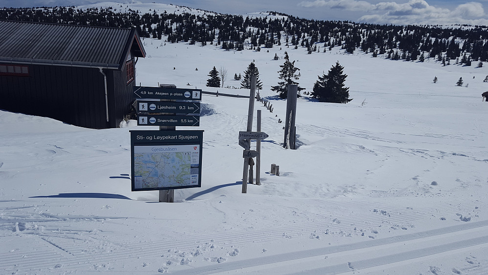 Fortsatt bra med snø ved Setrene på Gjesbuåsen
