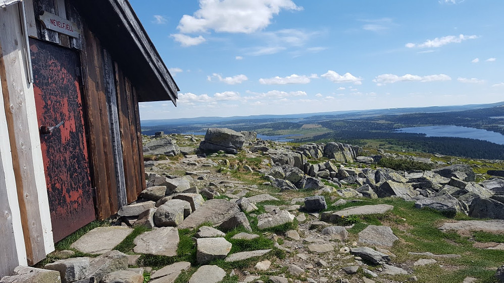 Ved hytta på Nevelfjell