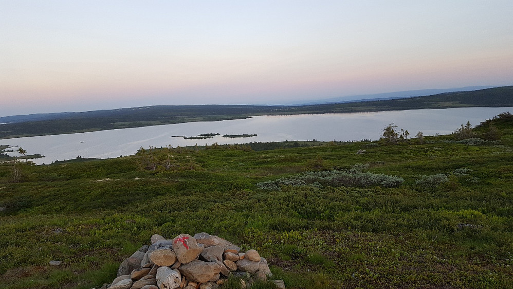 På vei ned, ser ut over Reinsvatnet