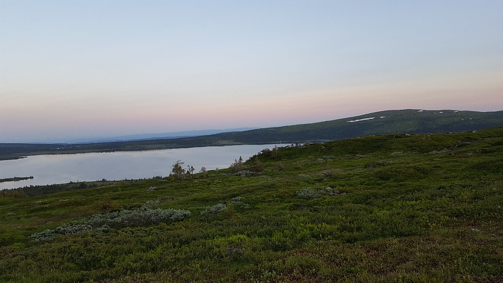 På vei ned, ser ut på Reinsvatnet og Nevelfjell