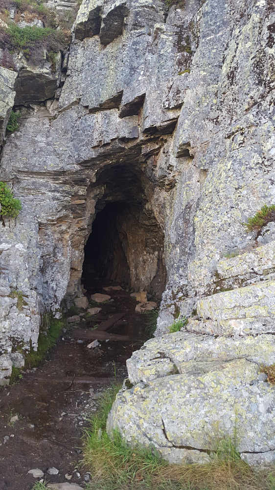 Ved inngangen til Knutsholoa