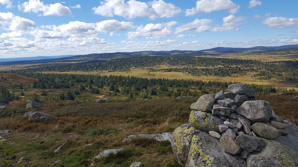 Ser ned på setrene på Gjesbuåsen