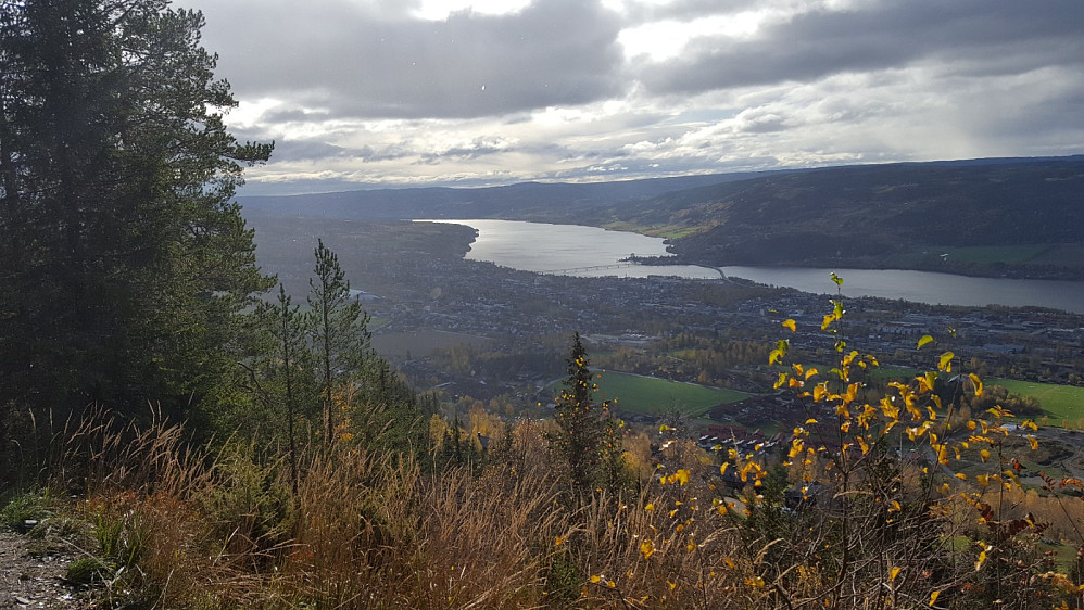 På Hansvehaugen, det går en liten regnskur nede i Lillehammer