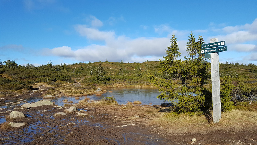 Kommet is på vatnet mellom Sjusjøfjellet og Lunkefjell