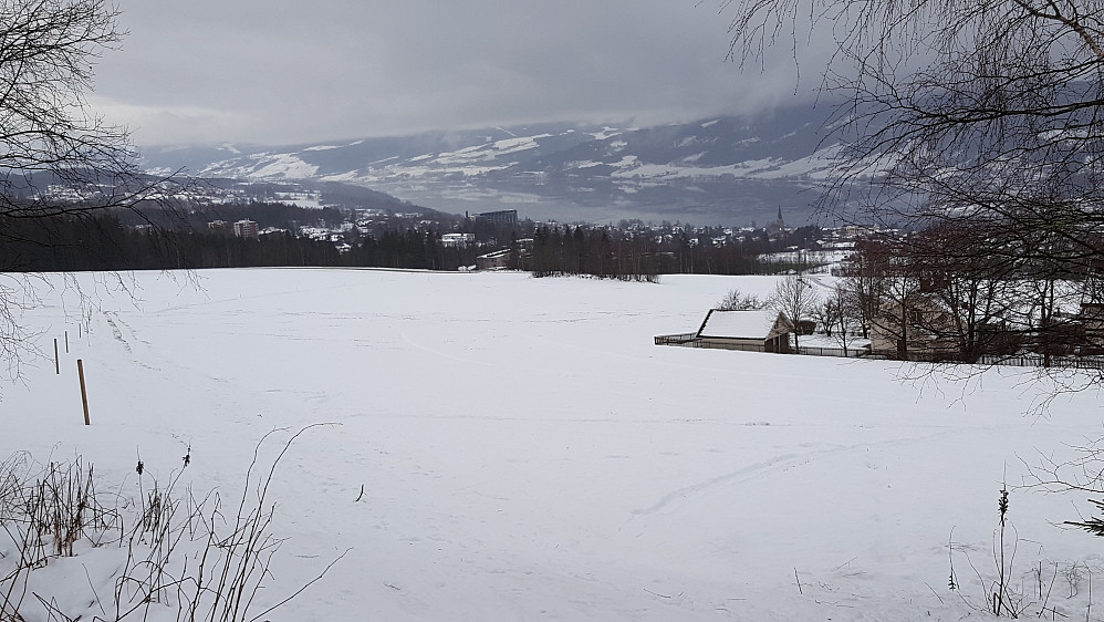 Grått over Lillehammer. Har tært på skiløypa nedover Lysgårdsjordet