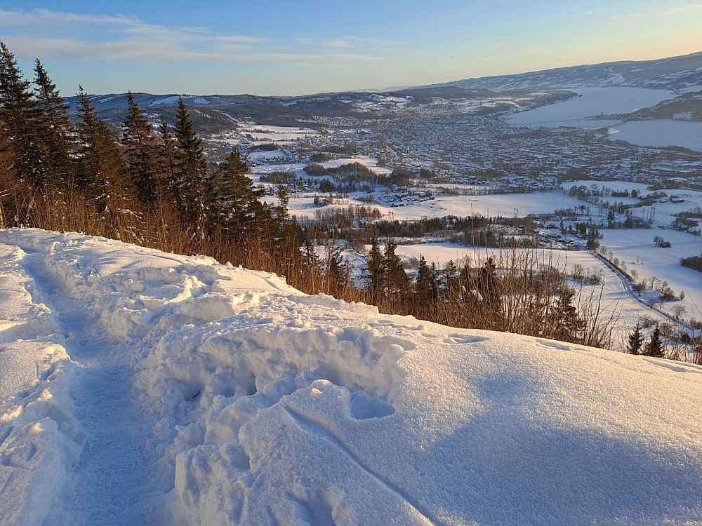 På utsiktspunktet nedenfor masta