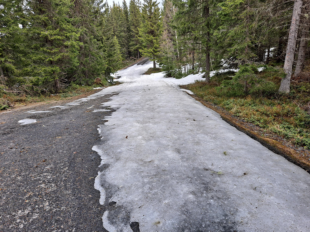 Fortsatt en del snø/is i skiløypa