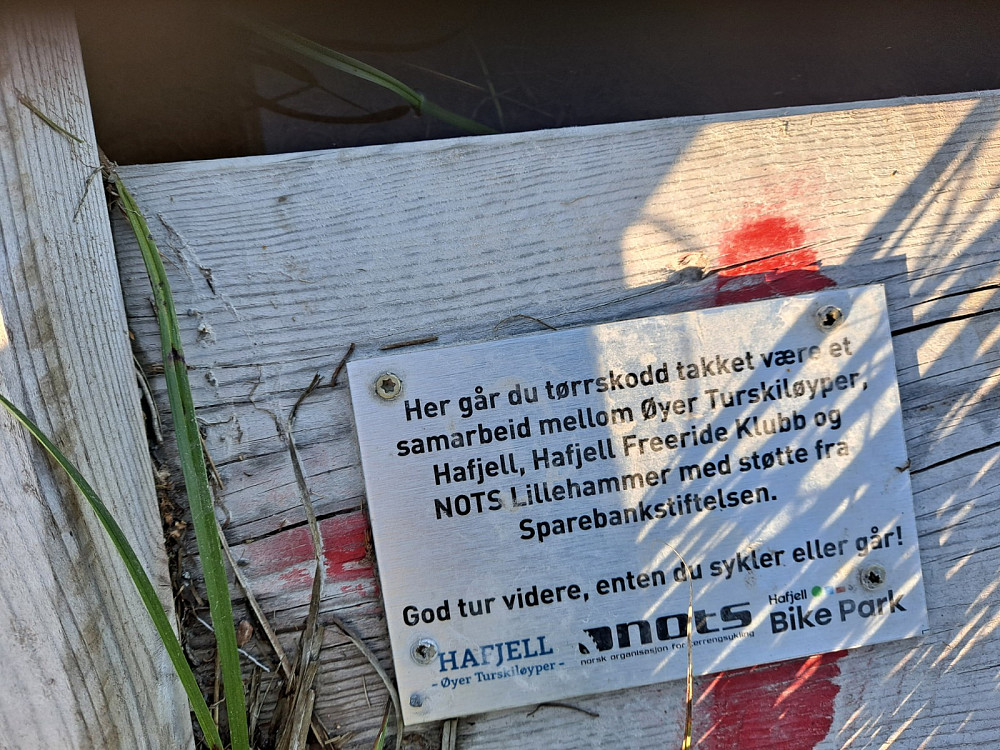 Info-plate på klopp i råket