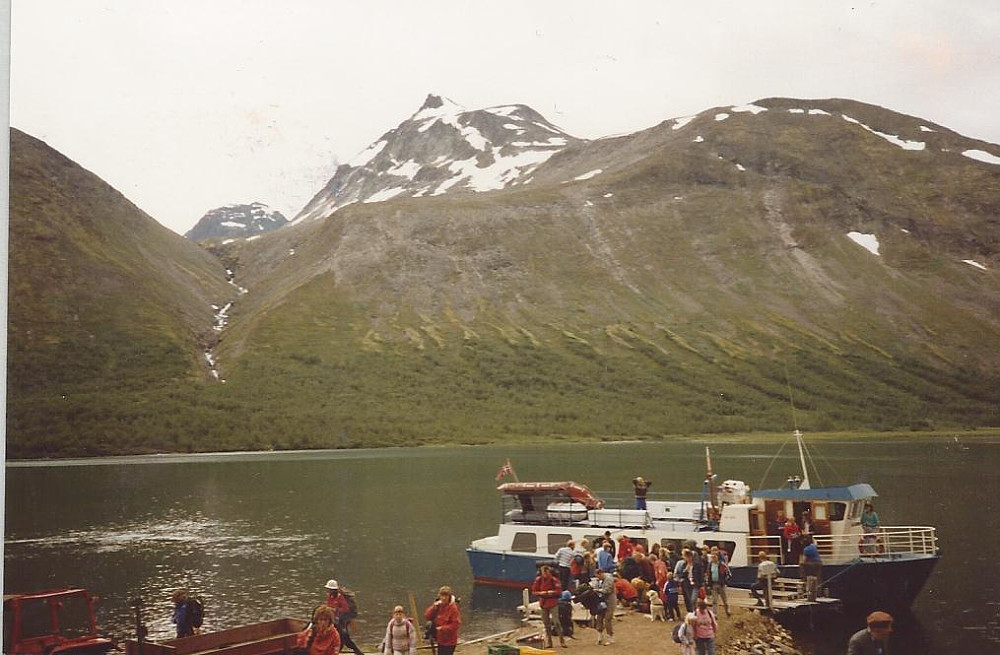 Båten framme ved Gjendebu