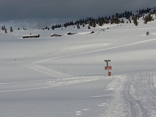 Mye snø på Nysetra i år, kassa med boka til å skrive i, er bare så vidt over bakken