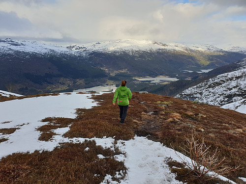 på veg nedatt, med utsikt mot Viksdalen